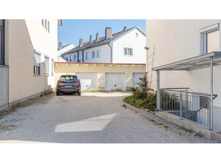 Zufahrt zu den Garaagen und Kelleraußentreppe