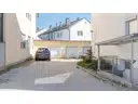 Zufahrt zu den Garaagen und Kelleraußentreppe