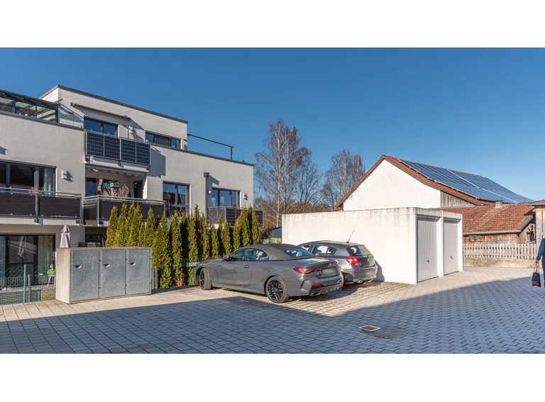 Garagenhof mit Stellplätzen