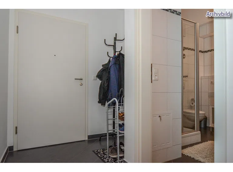 Flur-Garderobe und Bad