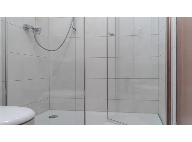 frisch renoviertes Badezimmer