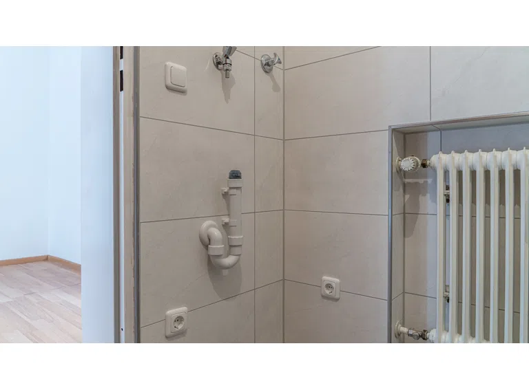 Badezimmer mit Waschmaschinenanschluss