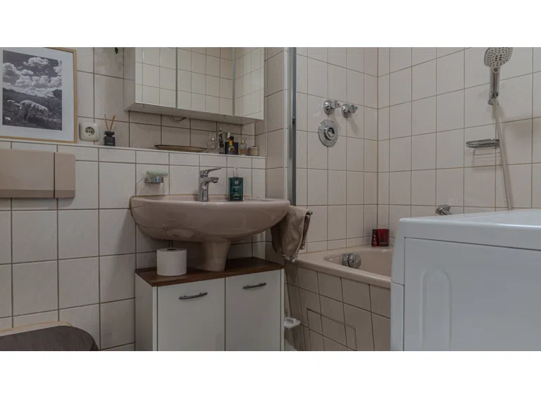 Badezimmer inkl. Waschmaschinenstellplatz