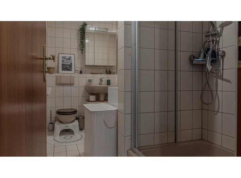 Badezimmer mit Wanne und Dusche