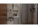 Badezimmer mit Wanne und Dusche