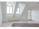 Wohnzimmer mit Balkonzugang