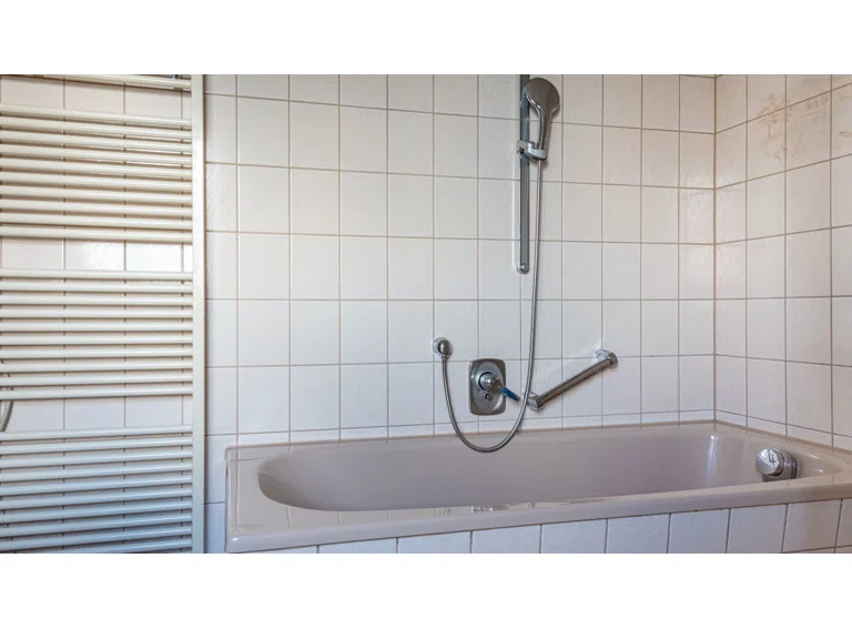 Wannen- und Duschbad mit Fenster
