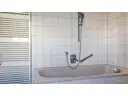 Wannen- und Duschbad mit Fenster