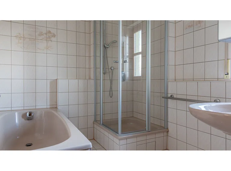 Wannen- und Duschbad mit Fenster