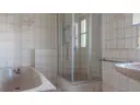 Wannen- und Duschbad mit Fenster