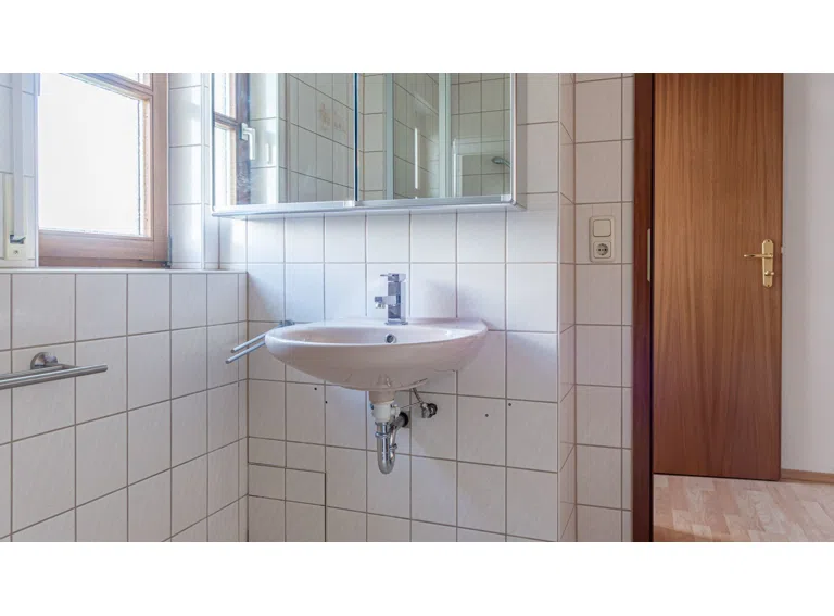 Wannen- und Duschbad mit Fenster