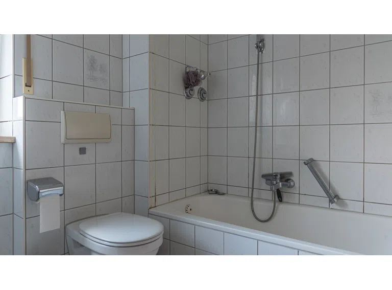 Wannenbad mit Waschmschinenanschluss