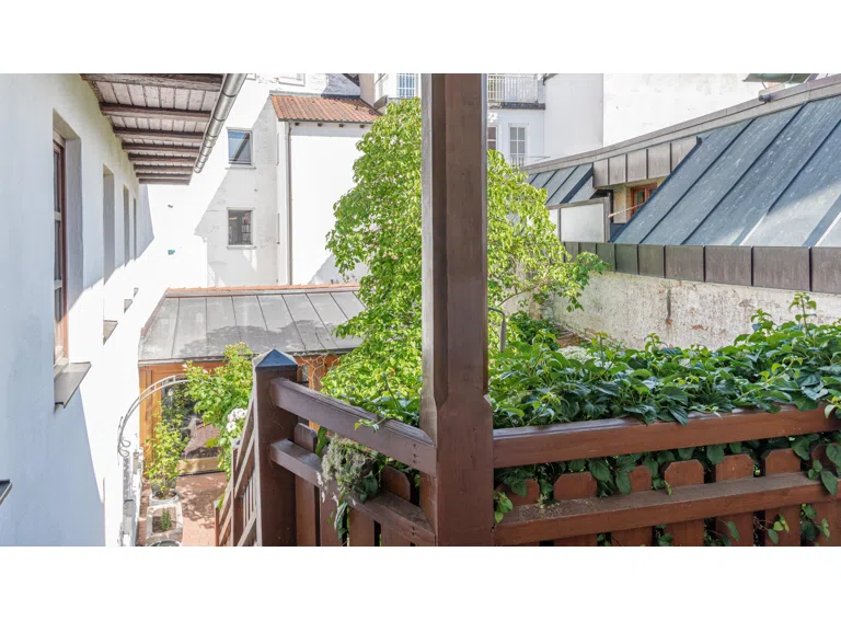 Treppe vom Balkon hinunter zu Freisitz und Garten