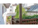 Treppe vom Balkon hinunter zu Freisitz und Garten