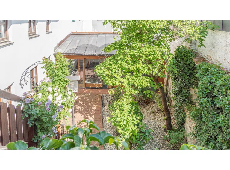 Blick vom Balkon hinunter in den Garten