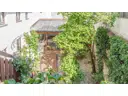 Blick vom Balkon hinunter in den Garten
