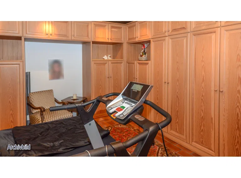 Gästezimmer mit Einbaumöbeln im 1. OG