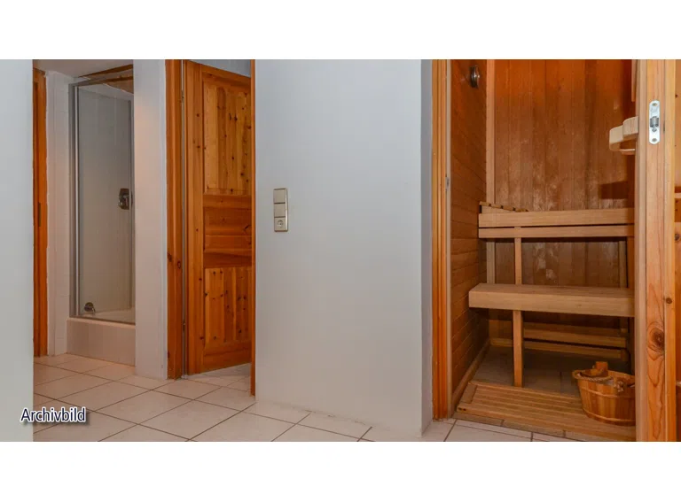 Dusche und Sauna im Masterbad