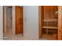 Dusche und Sauna im Masterbad