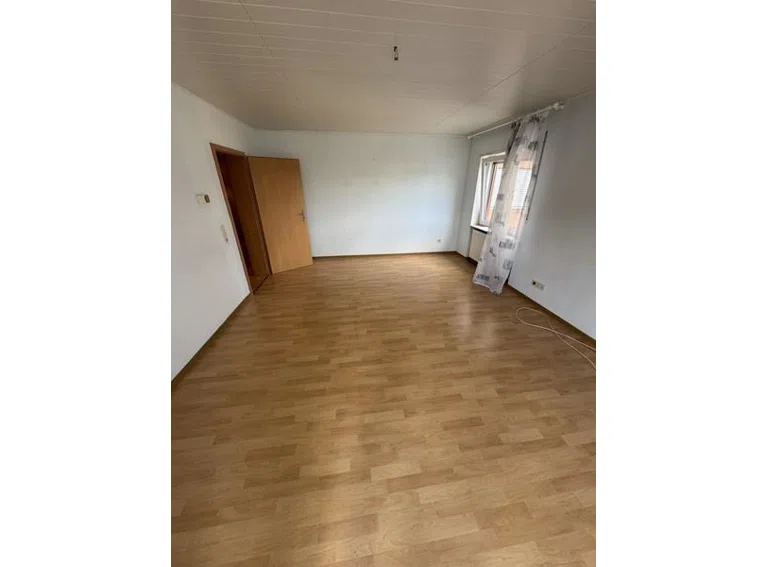 3 Wohnzimmer mit Balkonzugang
