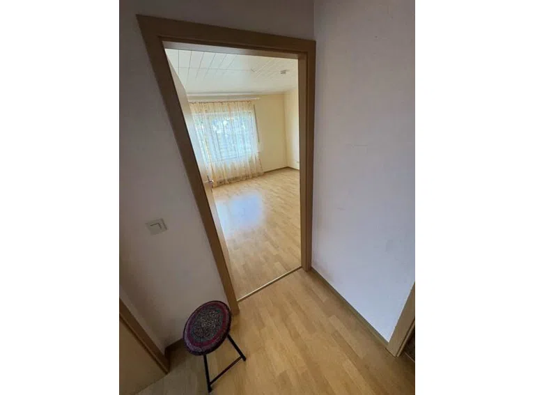 6 Flur Blick zum Schlafzimmer
