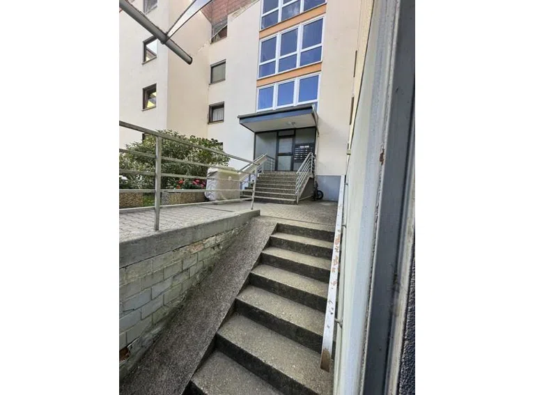 22 Kellerausgang ins Freiue mit Haupteingang