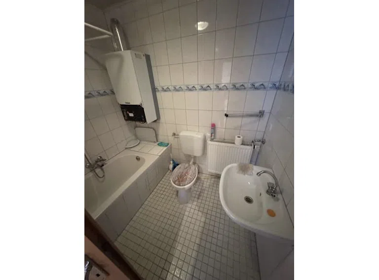 8 Bad Wanne WC Hzg WB