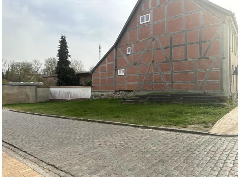 gesamtes Grundstück