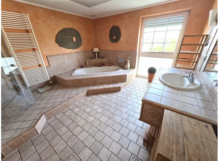 Badezimmer mit Dusche und Eckbadewanne