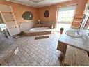Badezimmer mit Dusche und Eckbadewanne