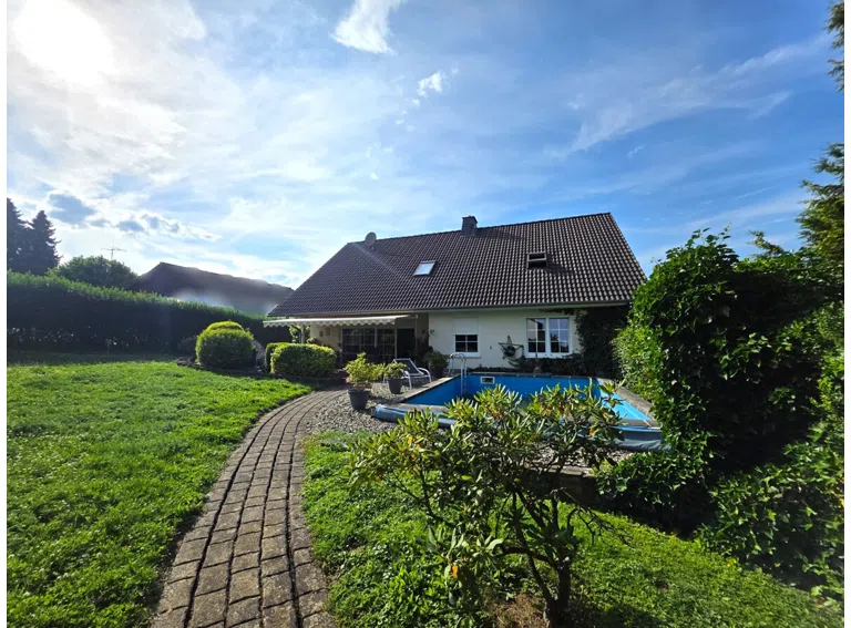 Rückansicht mit Pool
