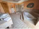 Badezimmer mit Dusche und Eckbadewanne