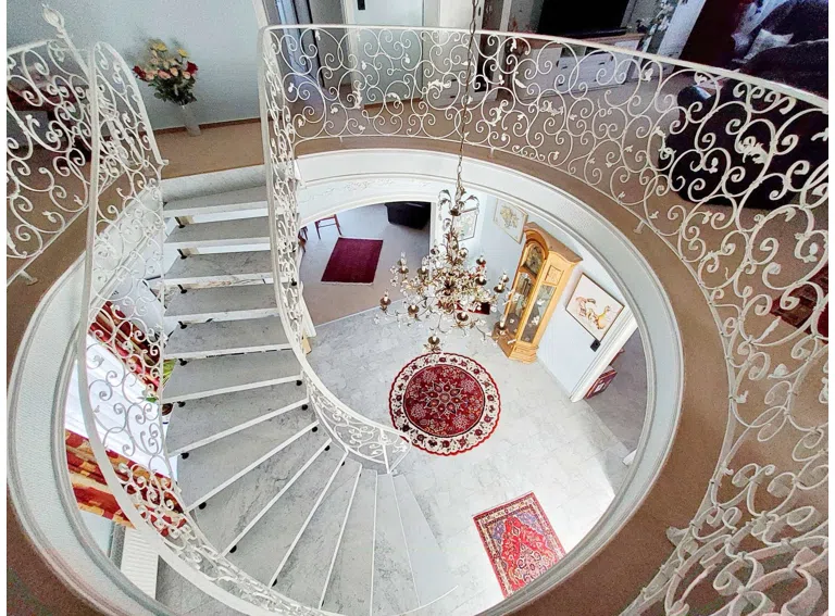 Großzügige Wendeltreppe (KI-optimiert)