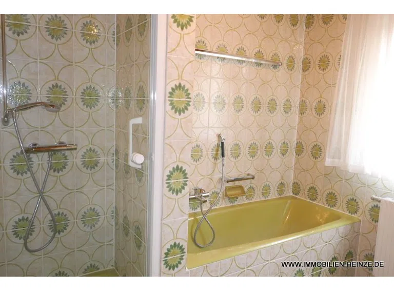 mit Dusche und Wanne und Fenster