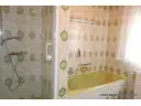 mit Dusche und Wanne und Fenster