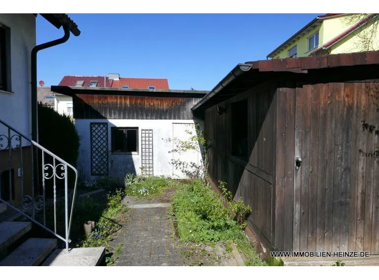Zugang zwischen Haus und Garage