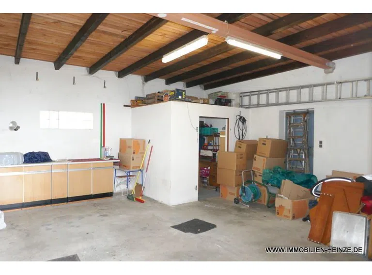 große Garage und Werkstatt