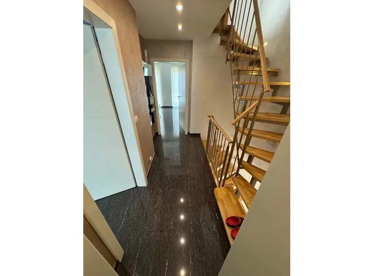 28 Flur OG und Treppe zum DG