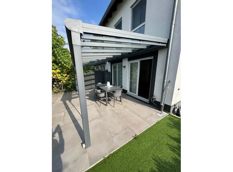 18 Terrasse mit Pergola