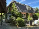 Haus seitlich von vorn