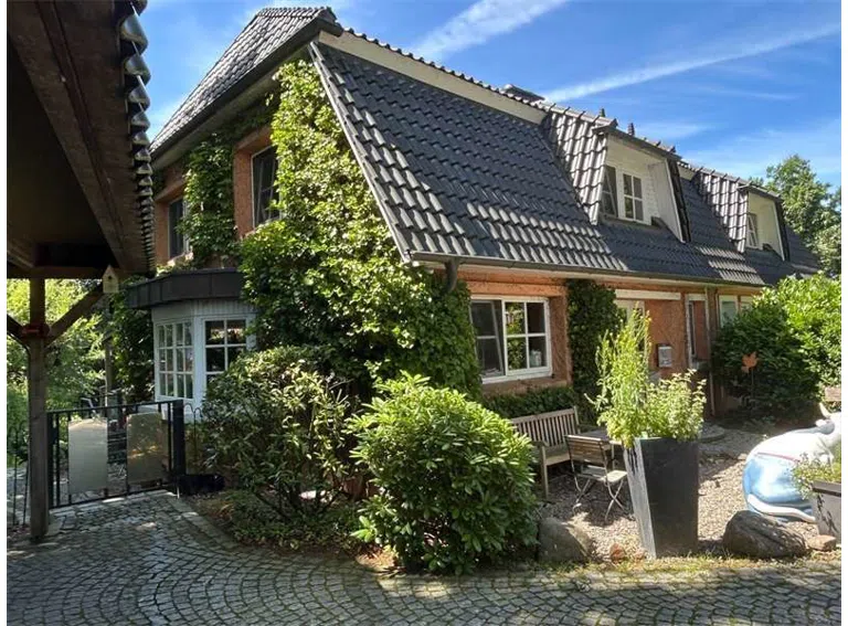 Haus seitlich von vorn