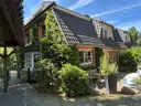 Haus seitlich von vorn