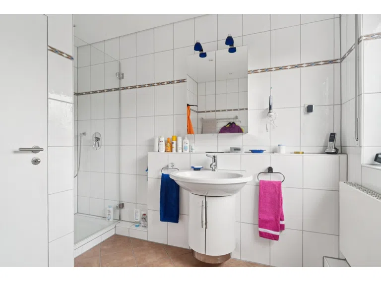 Badezimmer - Blick zum Waschbecken