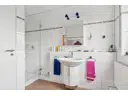 Badezimmer - Blick zum Waschbecken