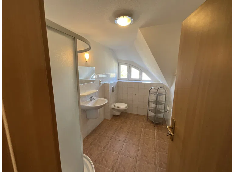 Das Badezimmer mit Dusche im OG