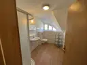 Das Badezimmer mit Dusche im OG