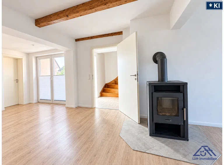 Wohnzimmer mit Ofen - Lütt Immobilien Malente
