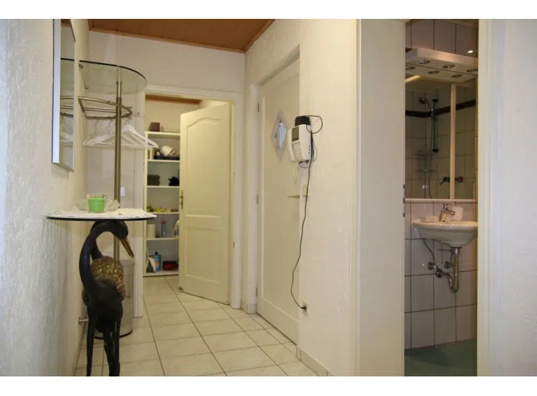 Abstell - Eingang - Gäste-Bad