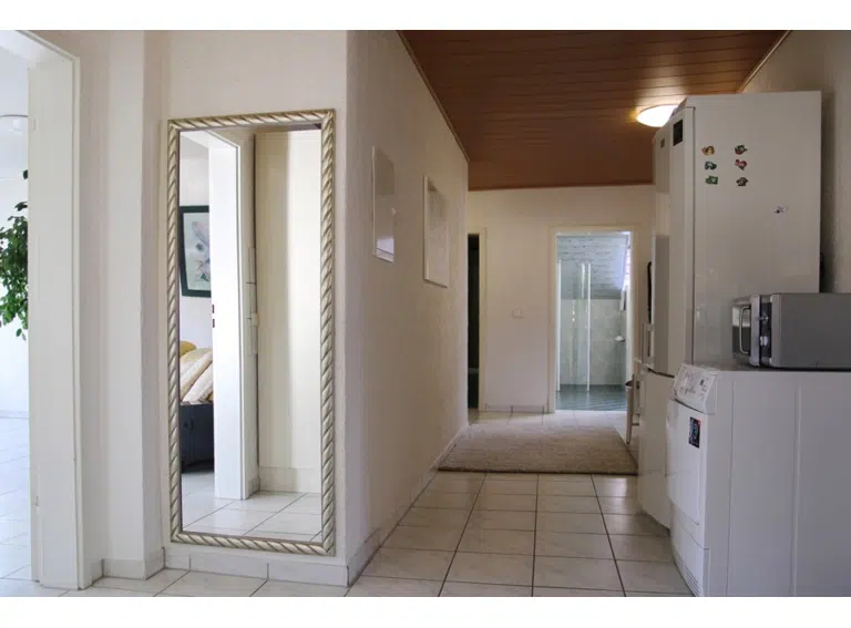 Küche Blick zu den Bädern