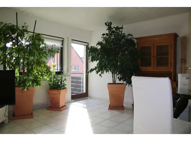 Wohnzimmer mit Balkon